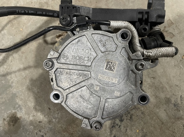 Насос вакуумний 06K145100AE VAG