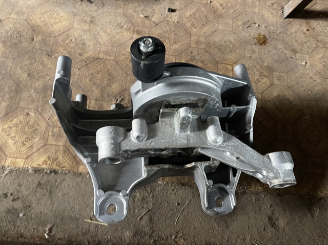 Подушка (опора) двигуна, передня 112206RC1A NISSAN