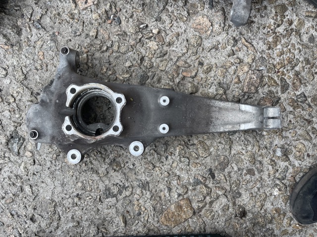 Цапфа поворотна права 31206884382 BMW