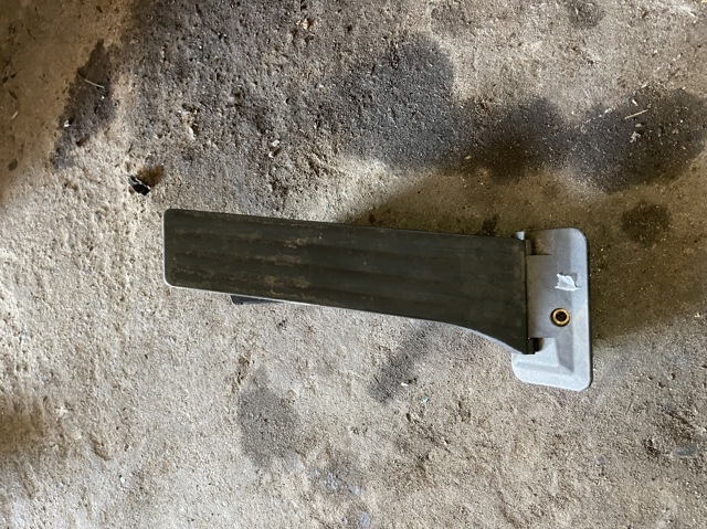 Підаль газу 35406889822 BMW