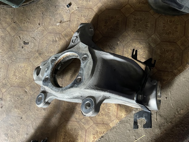 Цапфа - поворотний кулак передній, правий 400146RR0A NISSAN