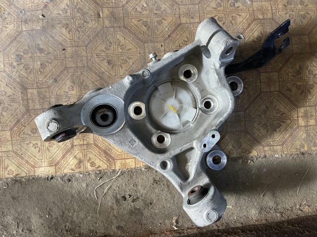 Кулак поворотний правий 430186RR1A NISSAN