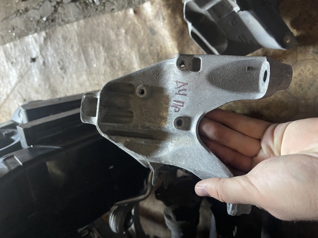 Кронштейн подушки (опори) двигуна, правої 4M0199308BL VAG