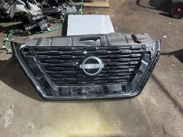 Решітка радіатора 623106RR0A NISSAN