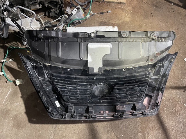 Накладка верхня передній панелі / супорта радіатора 623226RR0A NISSAN