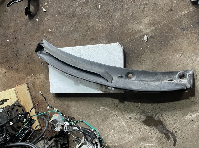 Водостік лобового скла, жабо 668626RR1B NISSAN
