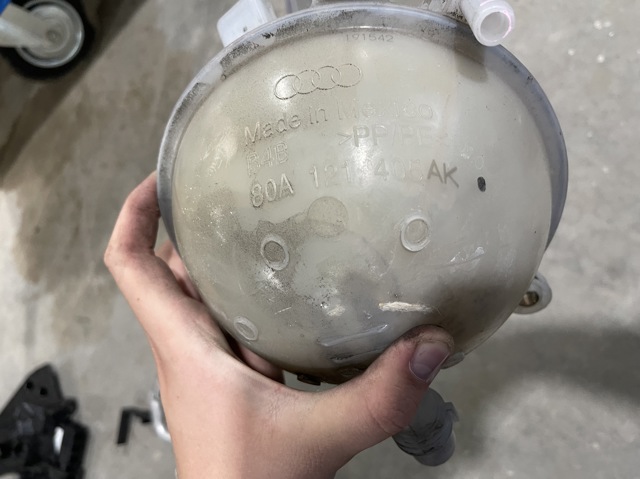 Бачок системи охолодження двигуна розширювальний 80A121405AK VAG