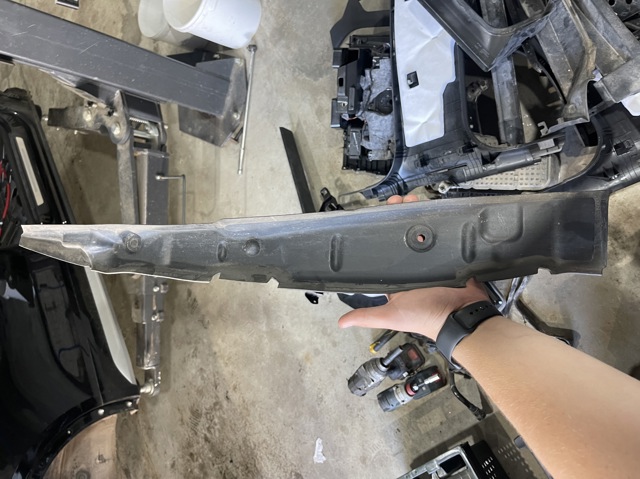 Ущільнювач крила 80A821112 VAG