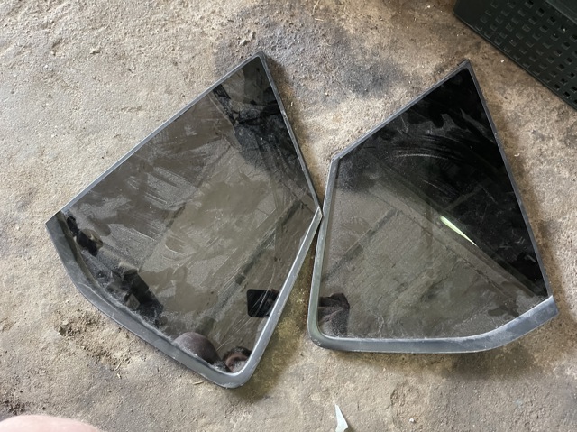 Скло багажного відсіку, праве 833006RR0A NISSAN