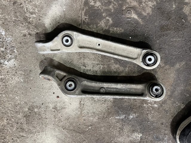 Важіль передній лівий 8W0407155A VAG