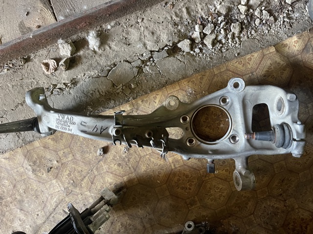 Цапфа поворотна права 8W0407254F VAG