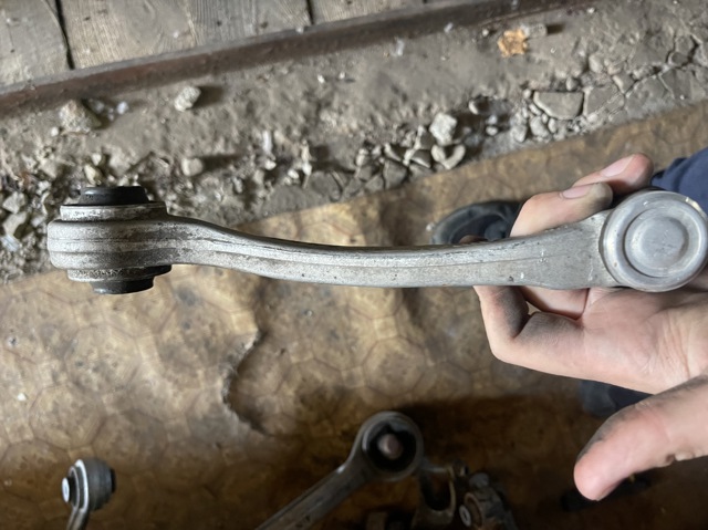 Важіль передньої підвіски верхній, правий 8W0407506C VAG