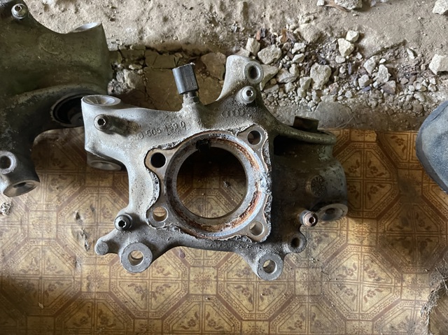 Цапфа права 8W0505432Q VAG