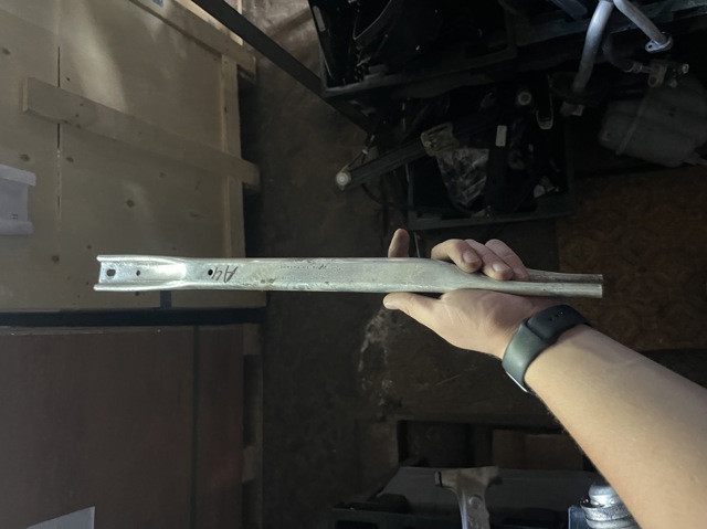 Розпірка передніх стійок підвіски, ліва 8W0805645 VAG