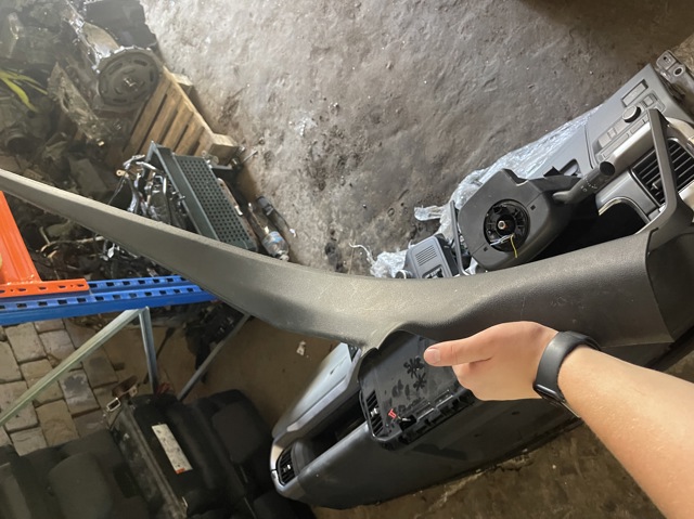 Обшивка стійки кузова внутрішня, задня ліва 8W0867767A VAG
