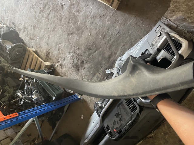 Обшивка стійки кузова внутрішня, задня права 8W0867768A VAG