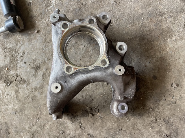 Цапфа поворотного кулака LB5Z5B758A FORD