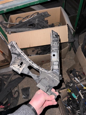 Кріплення бамера ліве A2138850065 MERCEDES