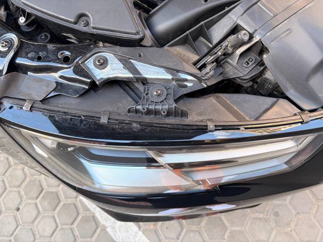 Фара передня права 8W0941006B VAG