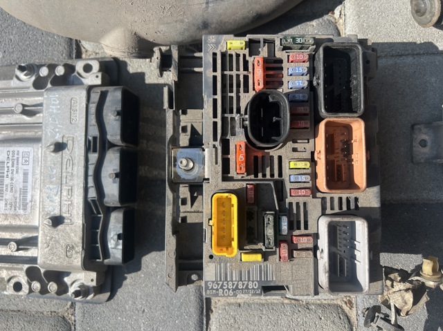 Коробка запобіжників 9675878780 PEUGEOT