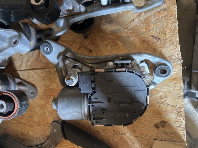 Двигун склоочисника лобового скла, правий 9677472680 PEUGEOT