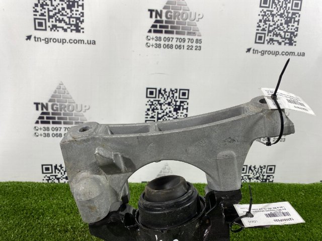 Кронштейн подушки (опори) двигуна, правої 12341F0010 TOYOTA