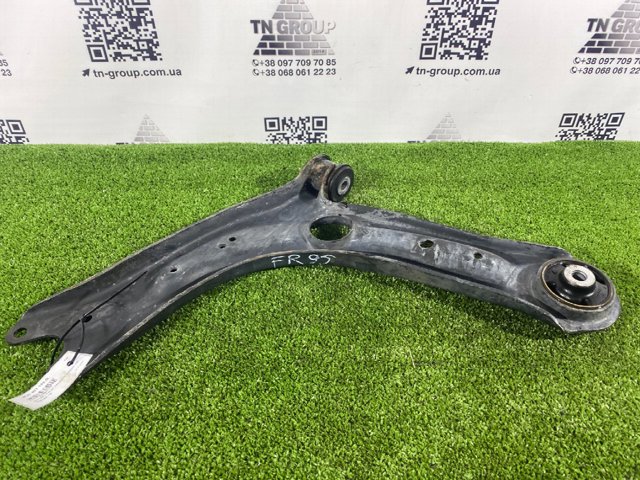 Правий важіль передній нижній підвіски 3Q0407152G VAG