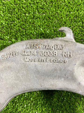 Вилка нижня амортизатора переднього, права 4M0413038L VAG