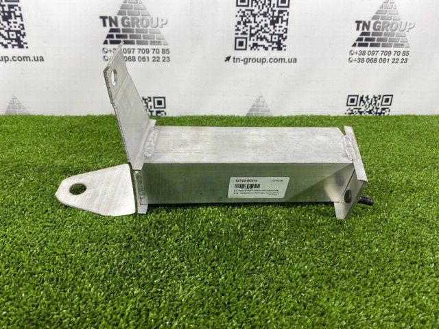 Кронштейн підсилювача переднього бампера 521020E010 TOYOTA