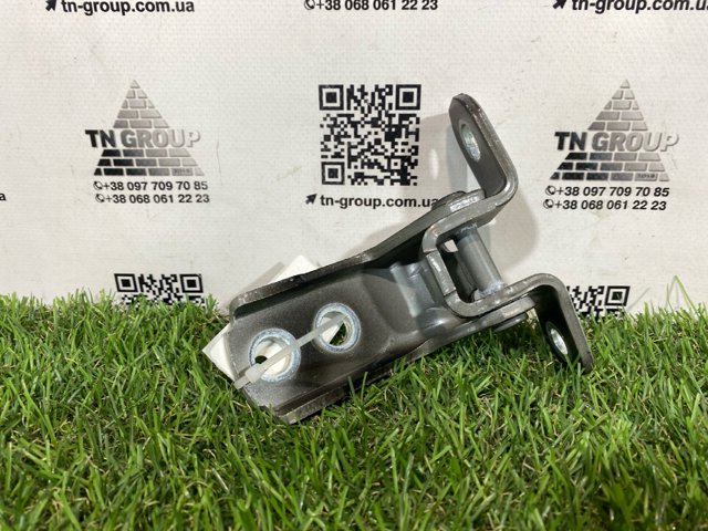 Петля передніх дверей права 6871012151 TOYOTA