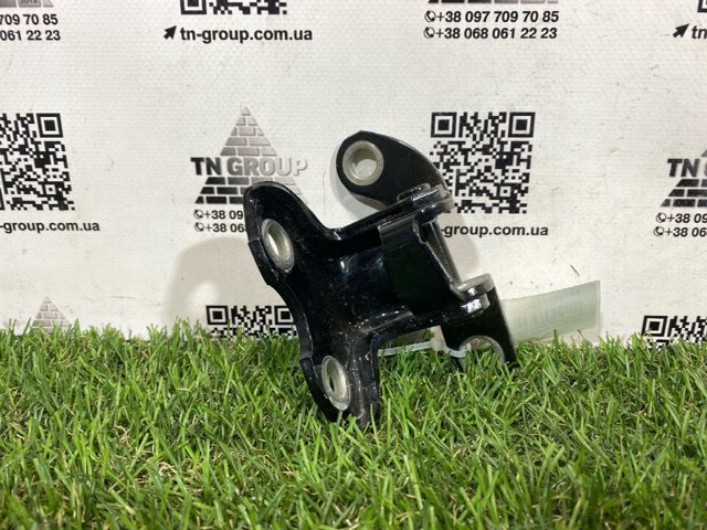 Петля задніх лівих дверей 6876020122 TOYOTA