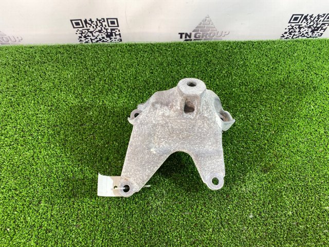 Кронштейн подушки (опори) двигуна, лівої 8W0199307L VAG