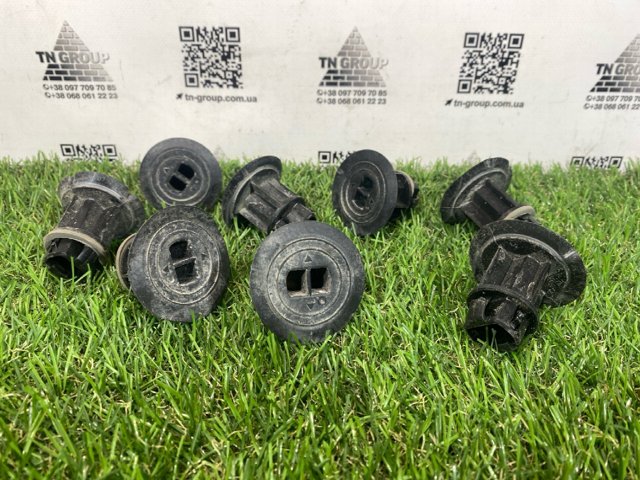 Кліпса кріплення накладок порогів 9046722015 TOYOTA