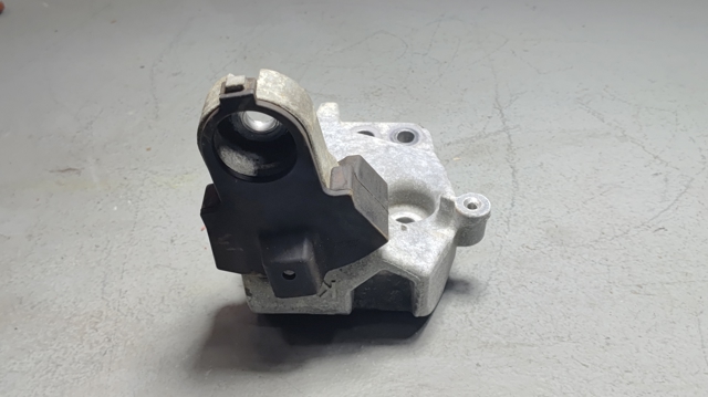 Кронштейн подушки (опори) двигуна, задньої 1230325020 TOYOTA