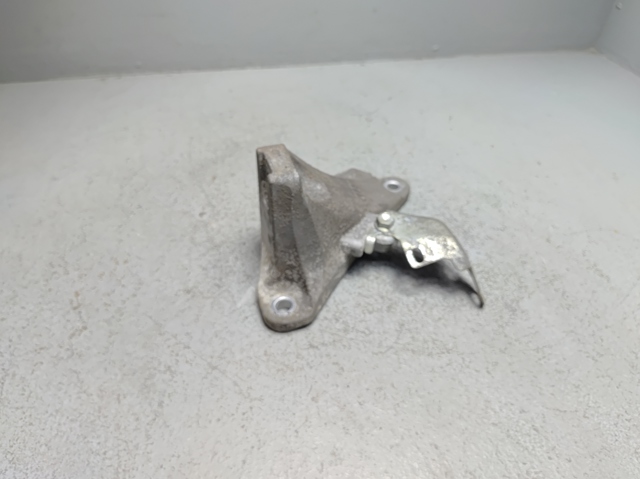 Кронштейн подушки (опори) двигуна, передньої 1231125070 TOYOTA