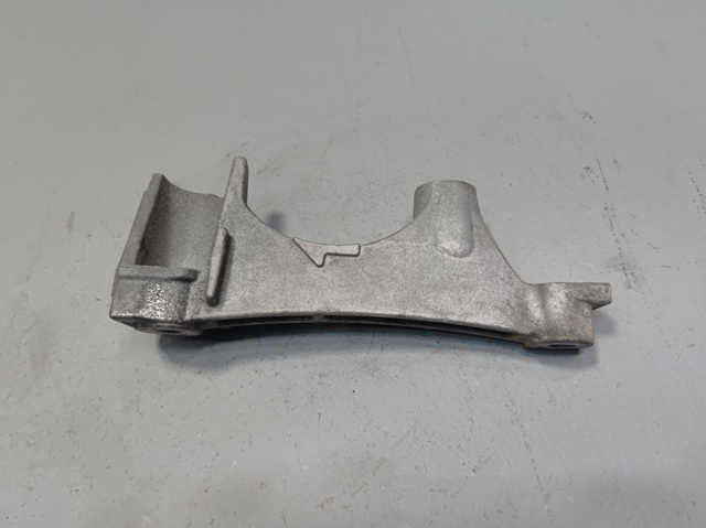 Кронштейн подушки (опори) двигуна, правої 12341F0010 TOYOTA