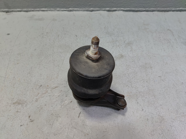 Права подушка двигуна 123620P051 TOYOTA