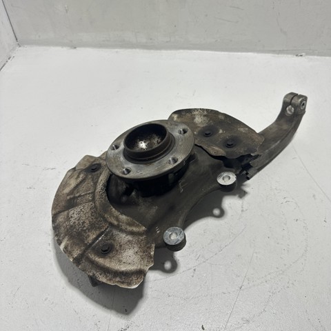 Кулак поворотний передній лівий 31216777751 BMW