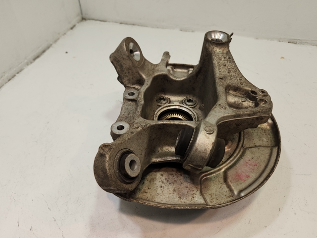 Кулак поворотний правий 33306866336 BMW