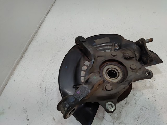 Кулак поворотний передній правий 4321106260 TOYOTA