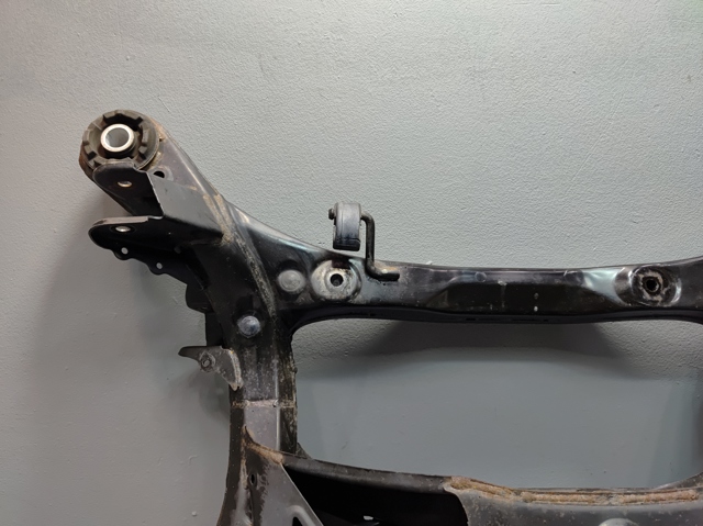 Балка задньої підвіски поперечна 512060E042 TOYOTA