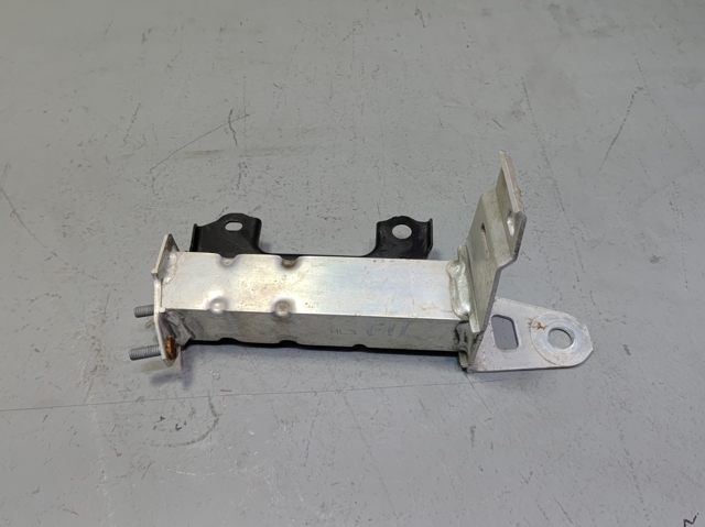 Кронштейн підсилювача переднього бампера 521030R030 TOYOTA