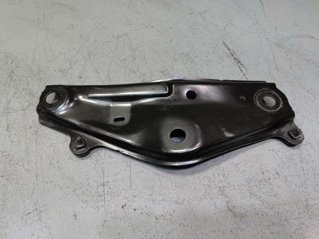 Кронштейн передньої балки 522570R040 TOYOTA