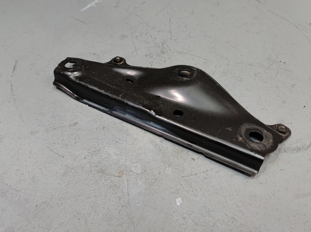 Кронштейн передньої балки 522580R040 TOYOTA