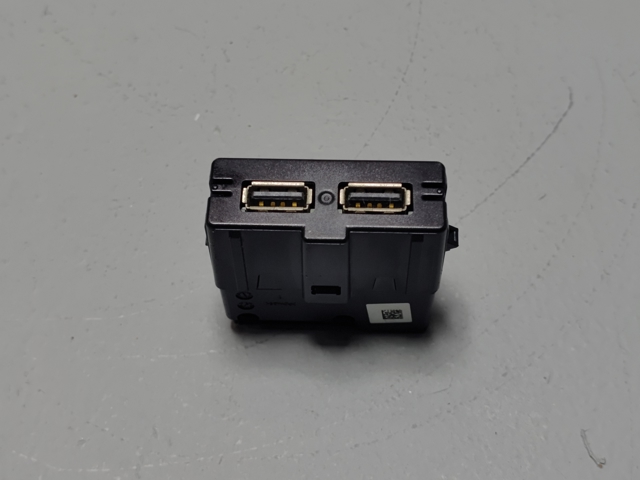 Зарядний пристрій USB 5Q0035726 VAG