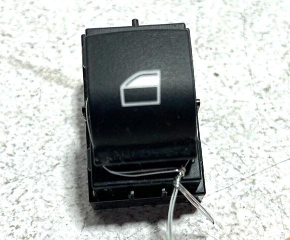 Кнопка підйомника переднього правого скла 61319241949 BMW