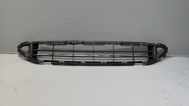 Решітка переднього бампера, центральна 622546RR0A NISSAN