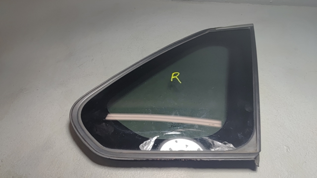 Скло багажного відсіку, праве 6271042360 TOYOTA