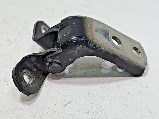 Завіса дверей передніх правих 6871002020 TOYOTA
