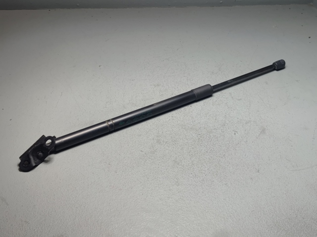 Амортизатор кришки багажника 6895008012 TOYOTA